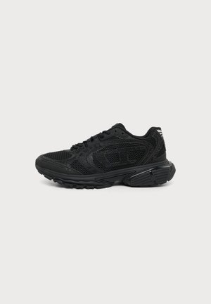 Zapatilla deportiva negra con parte superior de malla, cuello acolchado, suela gruesa acolchada y cierre de cordones, mostrada de perfil sobre fondo blanco.