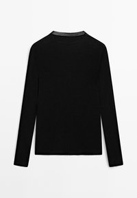 Sort langærmet tætsiddende skjorte med rund halsudskæring, vist fladt bagfra på en hvid baggrund.