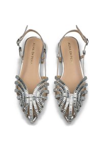 Sandale slingback metalice argintii, cu un design intricate inspirat de evantai, vârf deschis și o branț de culoare bej cu detalii de branding.