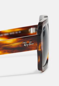 Ochelari de soare Ray-Ban cu model de scoică de țestoasă, dotati cu lentile întunecate; design pătrat; logo pe templu; finisaj neted și ramă robustă.