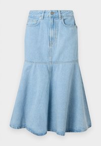 Lys blå denimskjørt med en utsvingt bunn, som har en tettsittende midje, lommer og subtile sømdetaljer.