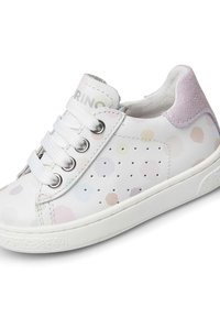 Sneaker bianco con pois pastello, tomaia in sintetico liscio, design con lacci e suola in gomma. Accento di tacco viola chiaro e dettagli perforati.