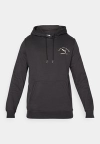 Sort hoodie lavet af en bomuldsblanding, med en kengurulomme, snoretræk ved hætten og logo på venstre bryst i hvid.