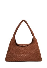 Bruine geweven handtas met een driehoekige vorm, een dikke schouderband, een gestructureerd oppervlak en subtiele gouden hardwareaccenten aan de voorkant.