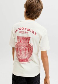 Witte katoenen t-shirt met een grafisch ontwerp van een rode vaas en Griekse tekst op de achterkant. Korte mouwen en een ontspannen pasvorm.
