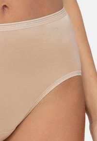 Beige Baumwollslip mit glatter Textur, elastischem Bund und dezenten Nähten. Klassisches Design für Komfort und den täglichen Gebrauch.