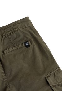 Olijfgroene cargoshorts met een platte tailleband, achterzak met een zwart label en een gestructureerde katoenstof.
