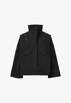 Giacca nera con colletto alto, dotata di due tasche sul petto, cerniere sulle spalle e maniche ampie. Tessuto testurizzato con design minimalista.