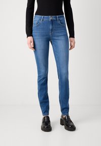 Blauwe denim jeans met een slim-fit, middelhoge taille en klassiek vijf-pocket ontwerp. De stof heeft een licht vervaagde afwerking.