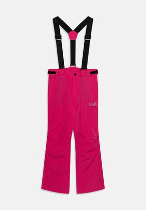 Pantaloni impermeabili rosa con bretelle nere regolabili, gambe larghe, due tasche frontali e logo EA7 stampato sul lato sinistro.
