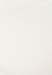 Tessuto bianco a coste con una texture liscia, che mostra linee orizzontali e una leggera lucentezza, suggerendo flessibilità e comfort.