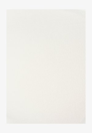 Tissu blanc côtelé avec une texture lisse, présentant des lignes horizontales et une légère brillance, suggérant flexibilité et confort.