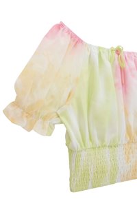 Schulterfreie Bluse aus leichtem Stoff mit Bindeband, in einem Farbverlauf von Pink, Gelb und Grün, mit gerafftem Gummizug am Saum.