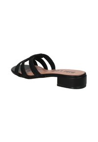 Chanclas negras con tres tiras trenzadas, diseño de punta abierta y un tacón bajo. Plantilla suave con detalles del logo.