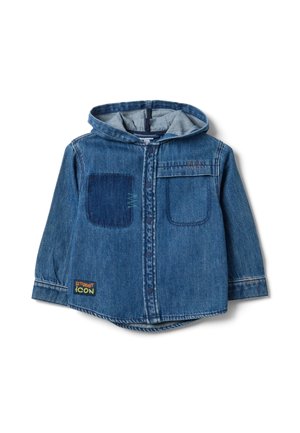 Blaue Denim-Kapuzenjacke für Kinder mit vorderen Druckknöpfen, zwei Brusttaschen und einem kleinen "Street Icon" Etikett auf der unteren linken Seite.