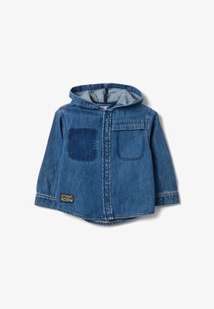 Blaue Denim-Kapuzenjacke für Kinder mit vorderen Druckknöpfen, zwei Brusttaschen und einem kleinen "Street Icon" Etikett auf der unteren linken Seite.