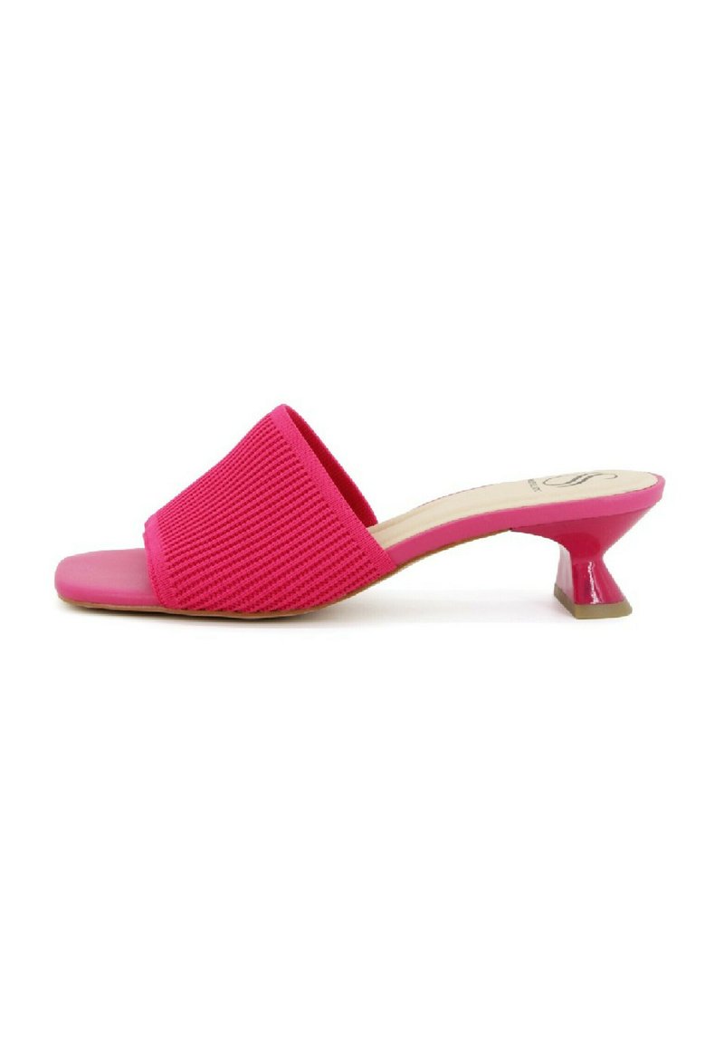 Sandali con tacco rosa aperti, con una parte superiore in tessuto rigato e un tacco a blocco piccolo. La soletta è liscia e leggermente più spessa sul tacco.