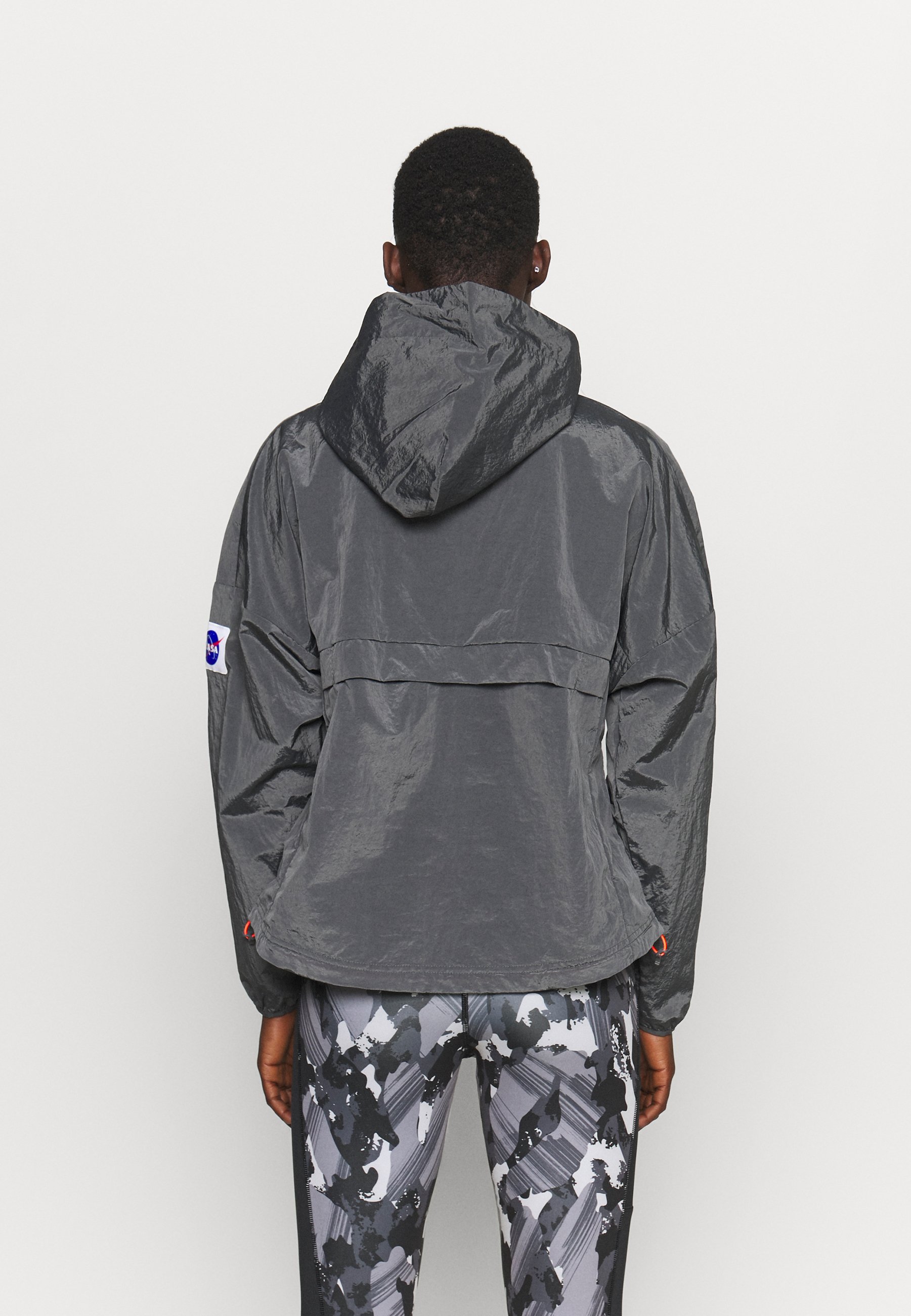 cropped windbreaker black