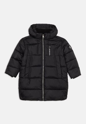 Černá prošívaná péřová bunda s kapucí, celoprsní zip, náprsní kapsa na zip s cedulkou „Calvin Klein Jeans“ a nášivka s logem CK na levém rukávu.
