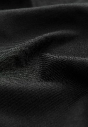 Černá tkanina s hladkou, elastickou texturou. Materiál se zdá být mírně reflexní s jemným, žebrovaným vzorem.