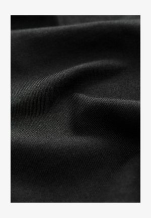 Țesătură neagră cu o textură netedă și elastică. Materialul pare ușor reflectorizant, având un model fin, bombat.