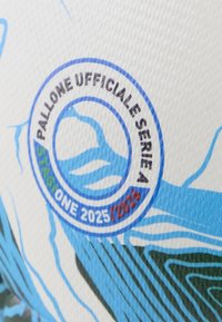 Fußball mit weißer Oberfläche und blauen sowie grünen Wellenmustern. Zeigt ein blaues rundes Logo mit der Aufschrift Serie A 2025/2026.