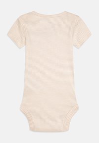 Bodysuit beige clair à manches courtes avec des rayures horizontales blanches, doté d'un col rond et d'une fermeture à pression en bas. Texture lisse.