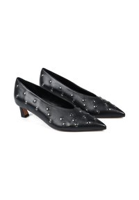 Czarne skórzane buty na obcasie z wąskim noskiem, zdobione metalowymi ćwiekami na górze i małym słupkowym obcasem. Gładka tekstura.