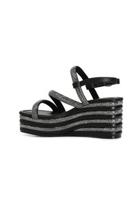 Sandali platform neri con suola ondulata a strati, decorati con accenti argentati. Design a strisce con cinturino per il tallone regolabile.