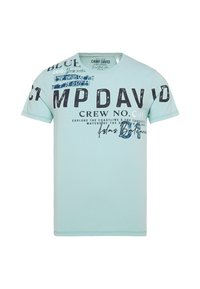 Jasnoniebieska bawełniana koszulka z krótkim rękawem z czarnymi i niebieskimi tekstowymi wzorami, w tym napisem "CAMP DAVID" oraz graficznymi akcentami. Okrągły dekolt.