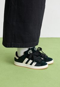 Unselected, core white/core black/cream white