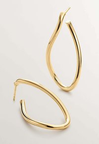 Pendientes de aro en tono dorado con un diseño suave y curvado. Presentan una forma de lágrima única y un acabado pulido para un brillo reflectante.