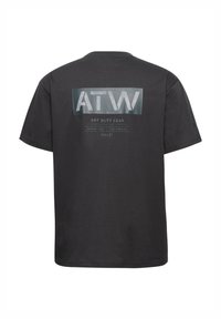 Zwarte katoenen t-shirt met een grote zilveren grafische afbeelding met de tekst "ATW" en "OFF DUTY GEAR" gecentreerd op de achterkant. Korte mouwen, ronde hals ontwerp.
