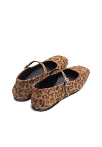 Leopardprint ballerina's van suede met een spitse neus en een smalle enkelband met een zilveren gesp. Zwart binnenwerk en platte zool.