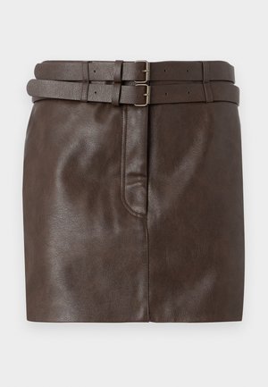 Brun lærmini skjørt med glatt tekstur, med doble spennbelter i midjen og en front sømdetalj.