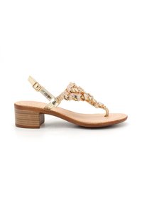 Sandalo dorato con un tacco basso a blocco, decorazioni in cristallo, cinturini in pelle e design con punta per le dita. Soletta marrone chiaro con una superficie liscia.