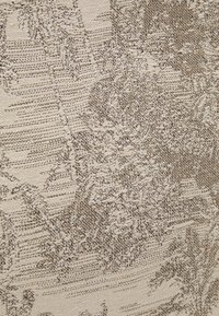 Textielstof met een geweven patroon in beige en bruine tinten, met een gestructureerd oppervlak en een intrigerend bloemmotief.