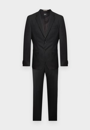 Costume noir avec une veste à un seul bouton, deux boutons, revers crantés et un pantalon droit. Tissu lisse avec un léger éclat.