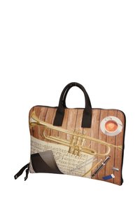 Borsa per laptop con un design stampato che raffigura una tromba, spartiti musicali e una tazza di caffè su uno sfondo in legno; presenta una maniglia nera e una chiusura con zip.