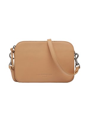 Rechteckige Ledertasche zum Umhängen mit verstellbarem Riemen und silbernen Schnallen, vorne in der Mitte mit eingeprägtem kleinen Markennamen.