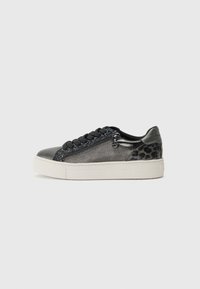 Sneaker neri e grigi con una tomaia testurizzata, dettagli glitterati e un pannello con stampa leopardata. Presentano una suola piatta bianca e lacci neri.