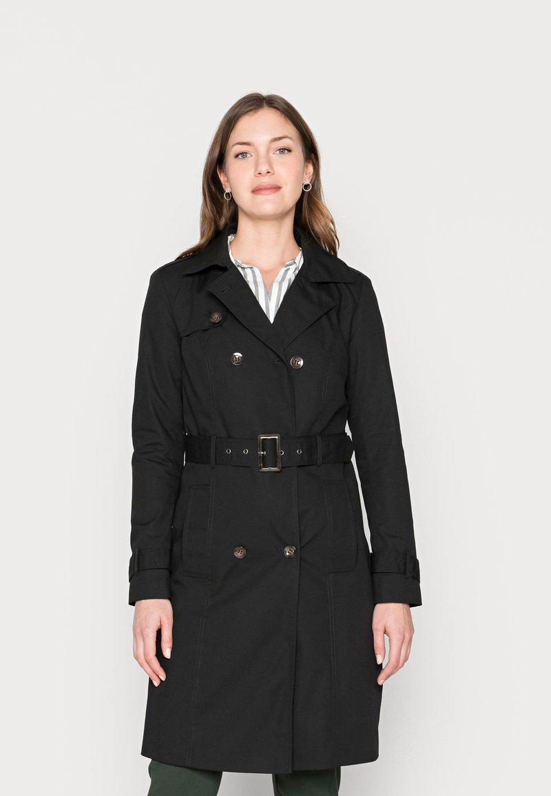 Cappotto lungo nero con fronte doppiopetto, cintura in vita e due tasche; presenta colletto a revers e una finitura liscia.