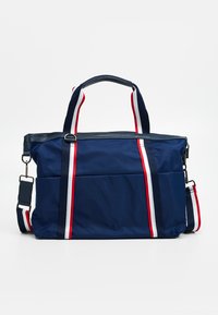 Borsa in nylon blu navy con doppi manici superiori e tracolla removibile. Presenta dettagli a strisce rosse e bianche sul davanti e sui lati.