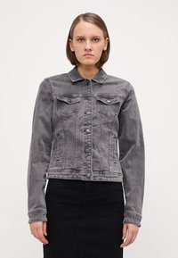 Veste en denim gris avec un col classique, des poches avant et une fermeture à boutons. Présente un design ajusté et un tissu texturé.