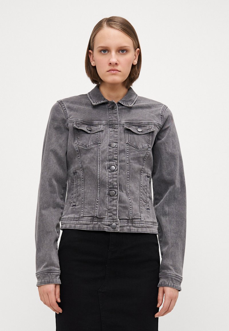 Veste en denim gris avec un col classique, des poches avant et une fermeture à boutons. Présente un design ajusté et un tissu texturé.