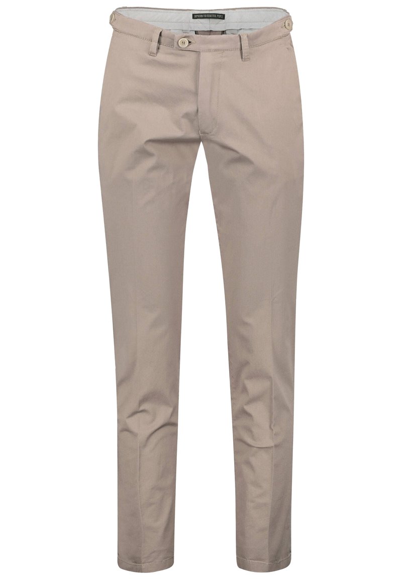 Beżowe chinosy o dopasowanym kroju, wykonane z tkaniny bawełnianej. Posiadają dwie kieszenie z przodu, zapięcie na guzik oraz subtelne fałdy z przodu.