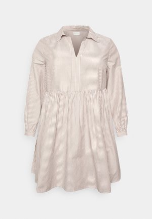 Beige-wit gestreepte jurk met lange mouwen, kraag en geplooide taille, afgebeeld op een effen lichte achtergrond.