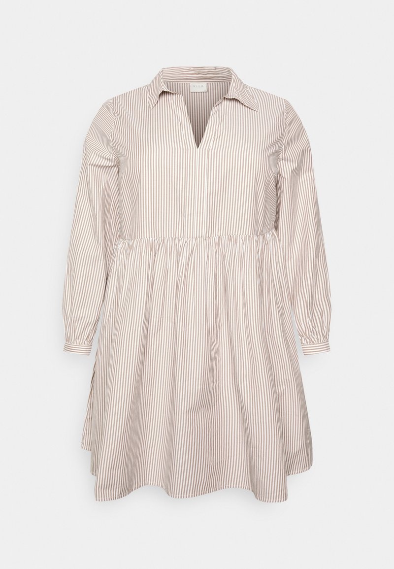 Robe longue à manches longues beige et blanche à rayures verticales, avec col et taille froncée, présentée sur un fond clair uni.