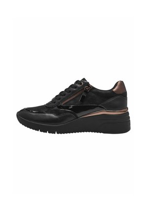 Baskets noires avec une combinaison de matériaux brillants et texturés. Présentent une accent rose doré, une fermeture éclair sur le côté et une semelle épaisse noire.
