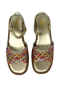 Sandali metallici dorati con un cinturino intrecciato multicolore con accenti rosa, arancione, verde e viola, cinturino alla caviglia regolabile, suola piatta.